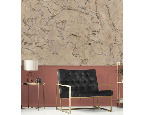 Dekoratives Wohnambiente mit Marmortapete, Sessel und Beistelltisch