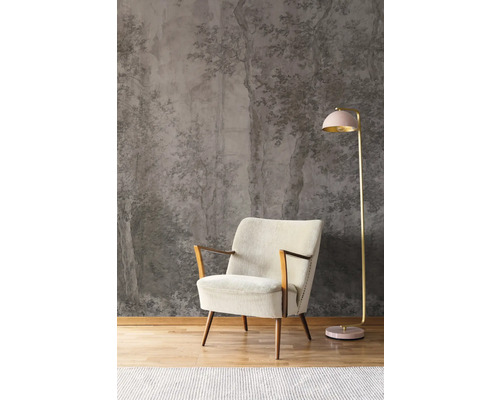 Wohnraum mit Sessel, Stehlampe und Waldtapete