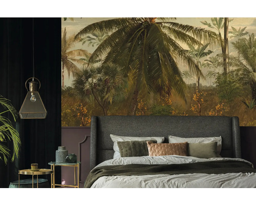 Schlafzimmer mit Bett, Nachttischen und einer Tapete mit Dschungelmotiv