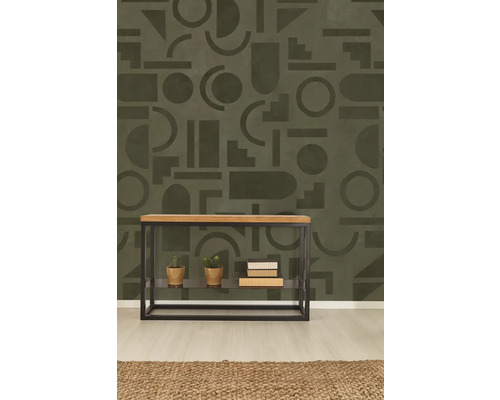 Dekoratives Wohnzimmer mit Konsole, Zimmerpflanzen und grafischer Tapete