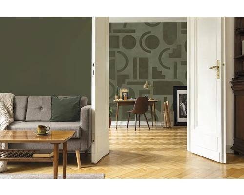 Wohnzimmer mit Sofa, Couchtisch, Schreibtisch und gemusterter Tapete