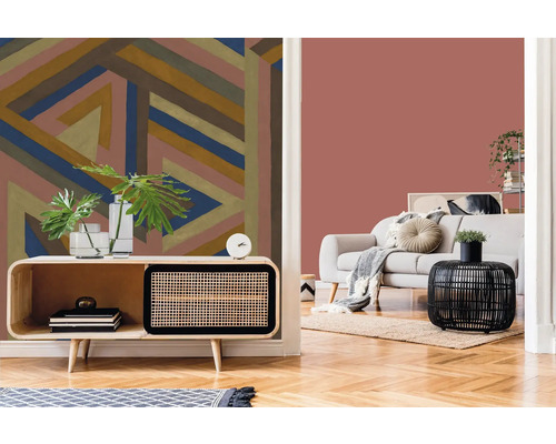 Wohnzimmer mit gemusterter Tapete, Kommode und Couch