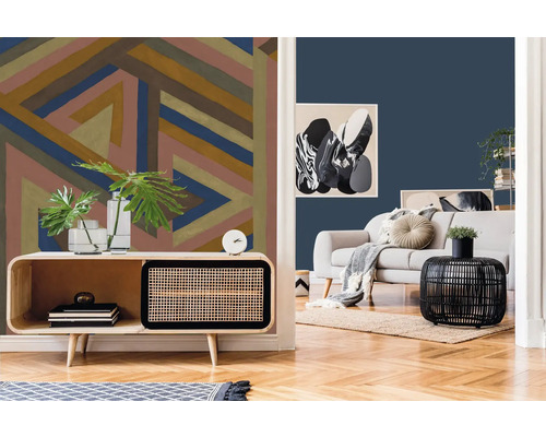 Wohnzimmer mit gemusterter Tapete, Holzfußboden und modernem Mobiliar.