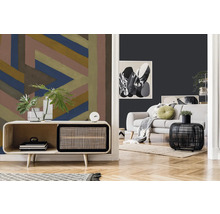 Wohnzimmer mit gemusterter Tapete, Kommode, Sofa und Dekoration