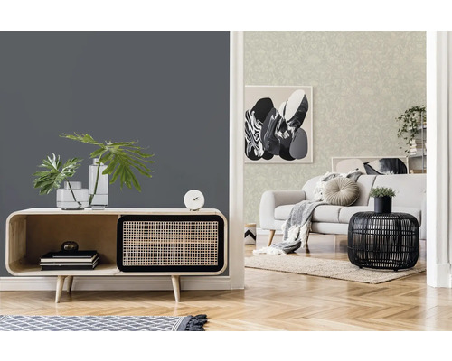 Helles Wohnzimmer mit modernem Lowboard, grauer Wand und gemusterter Tapete im Hintergrund