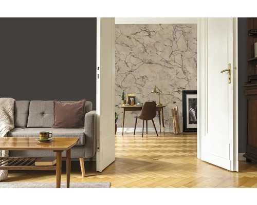 Wohnzimmer mit Sofa, Tisch und Arbeitsbereich mit Marmortapete