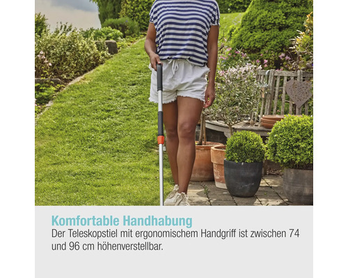 Frau im Garten mit Teleskopstiel Werkzeug