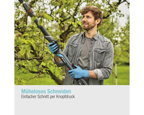Mann schneidet Baum mit Akku-Hochentaster von Gardena