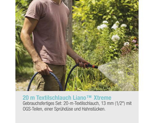 Eine Person bewässert Pflanzen mit einem 20 Meter langen Textilschlauch