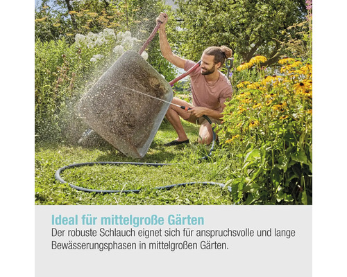 Mann bewässert mit einem Gartenschlauch einen grossen Pflanzentopf im Garten