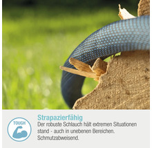 Nahaufnahme eines robusten Schlauchs, der über ein Holzstück gelegt wurde.