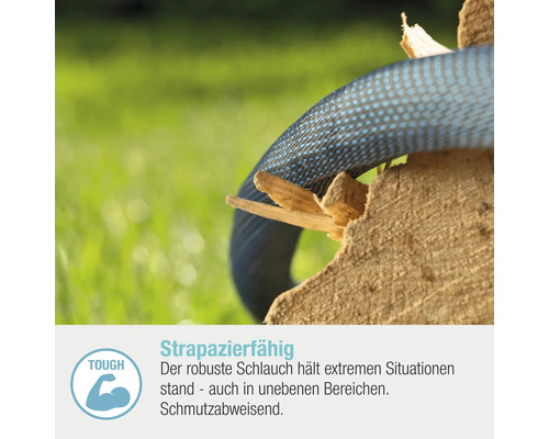 Nahaufnahme eines robusten Schlauchs, der über ein Holzstück gelegt wurde.