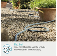 Gartenschlauch auf Kiesweg mit Blumentöpfen