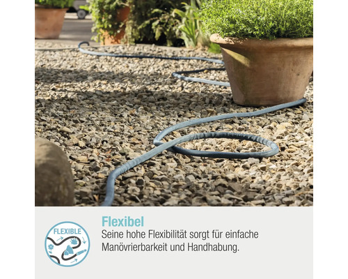 Gartenschlauch auf Kiesweg mit Blumentöpfen
