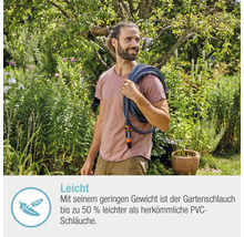 Mann mit flexiblem Textil Gartenschlauch im Garten