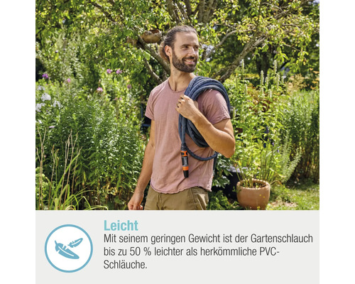 Mann mit flexiblem Textil Gartenschlauch im Garten