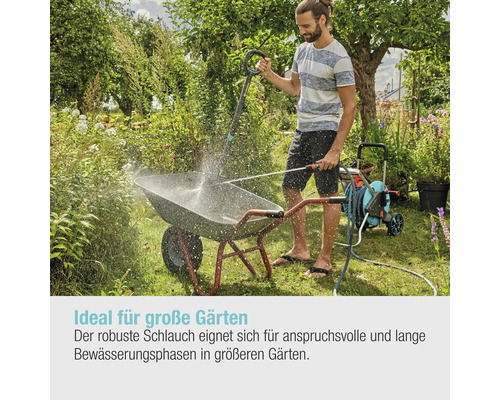 Gartenbewässerung mit Gartenschlauch und Schubkarre im Garten