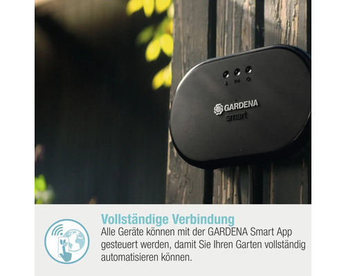 Gardena Smart System Steuerzentrale zur Gartenbewässerung an einem Holzzaun