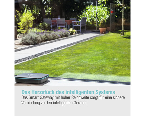 Smart Gateway vor einem Garten