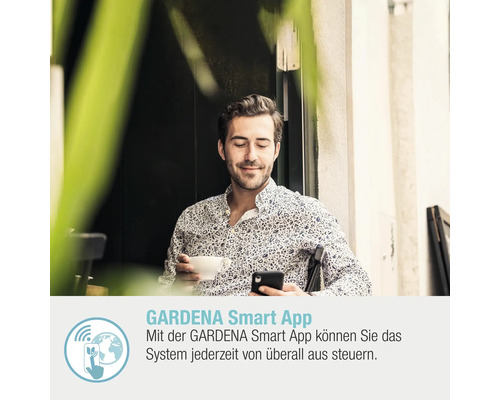Mann bedient GARDENA Smart App mit Smartphone