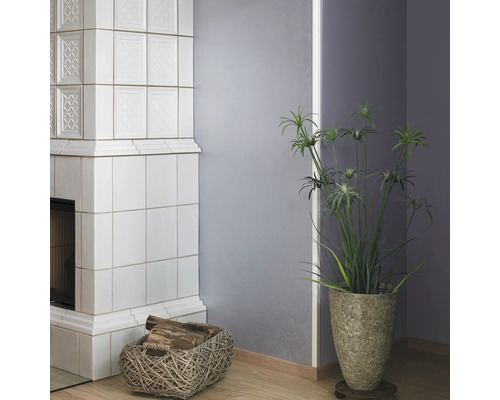 Kamin mit Holzkorb und Zimmerpflanze für eine behagliche Atmosphäre