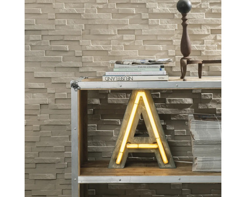 Dekorative Wand mit Steinpaneelen und einem Regal mit Deko-Buchstaben