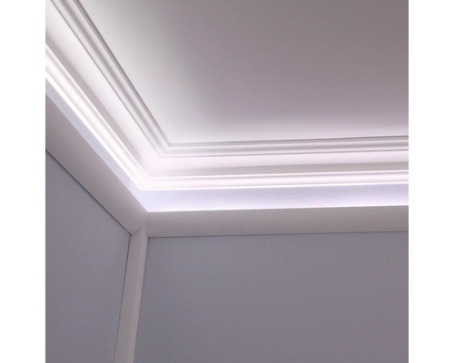 Deckenleiste mit indirekter Beleuchtung an Wand und Decke