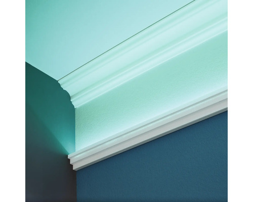 Eckansicht einer weißen Zierleiste an der Decke