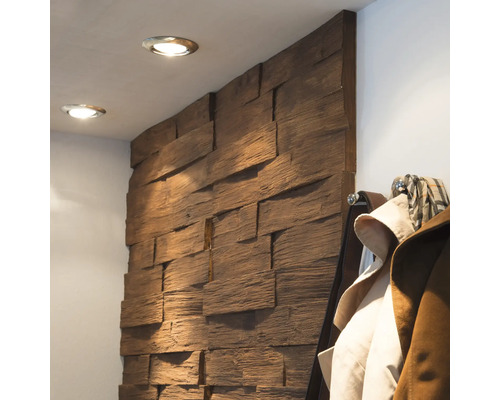 Wandpaneel aus Holz mit Beleuchtung und Kleiderhaken