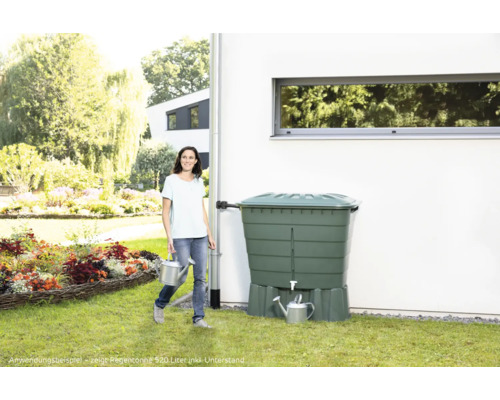 Regentonne 520 Liter im Garten mit Frau und Gießkannen