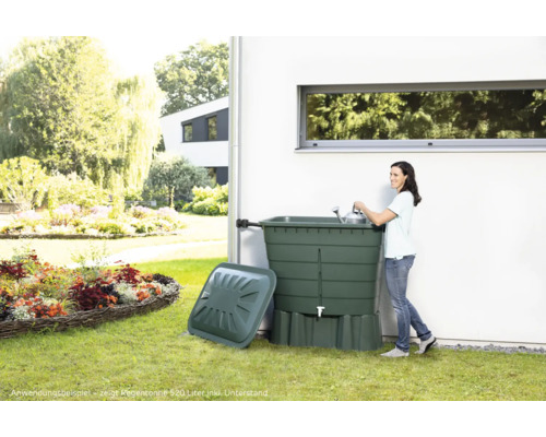Regentonne mit Deckel und Frau mit Gießkanne im Garten