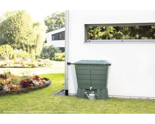 Regentonne mit Unterstand und Gießkanne im Garten