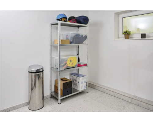 Regalsystem mit fünf Ebenen und diversen Gegenständen in einem Raum