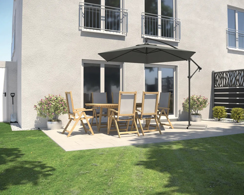 Gartenszene mit Esstisch, Stühlen und Sonnenschirm auf einer Terrasse