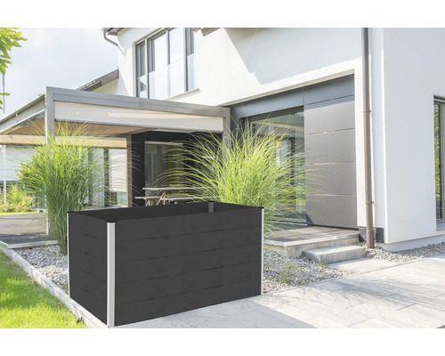 Hochbeet klassisch GroJa Flex BPC steckbar 150 x 70 x 75 cm anthrazit Dunkler Pflanzkasten aus WPC vor einem modernen Wohnhaus mit Terrasse und Garten