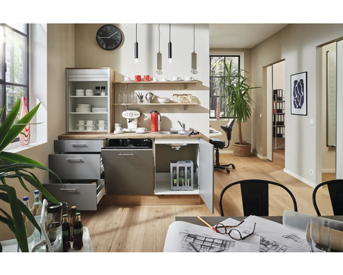 Küchenszene mit Spüle, Geschirrspüler, Schränken, Regalen und Büromöbeln in einem hellen Raum.