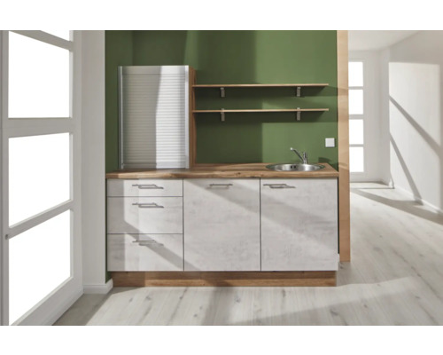 Küchenzeile mit Spüle, Schubladen, Schrank und Regalen