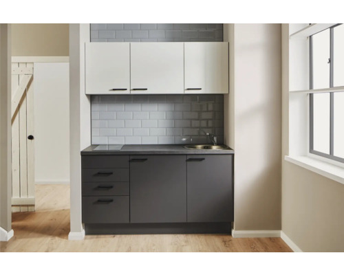 Küche mit Unterschränken, Hängeschränken, Spüle und Fenster