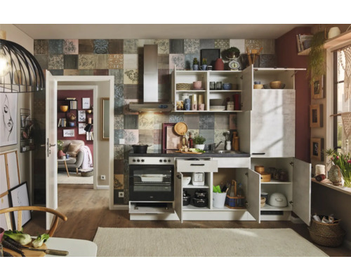 Helle Küche mit Einbauschränken, Herd, Spüle und Fliesenwand im Patchwork-Stil