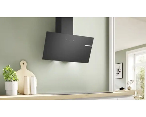 Moderne Küche mit Dunstabzugshaube über dem Kochfeld.