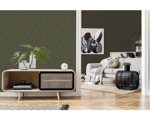 Wohnzimmer mit gemusterter Tapete, Sofa und Holzkommode