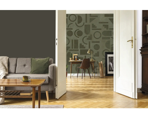 Wohnzimmer mit Couch, Holztisch, Dekoration und gemusterter Tapete