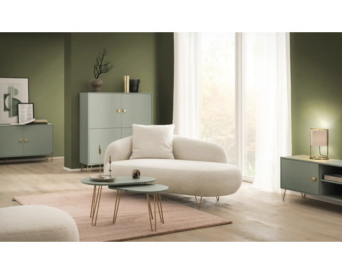 Wohnzimmer mit Sofa, Beistelltischen und Sideboards