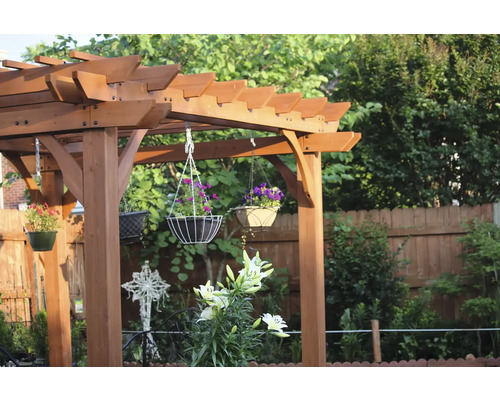 Holzpergola mit Hängepflanzen im Garten