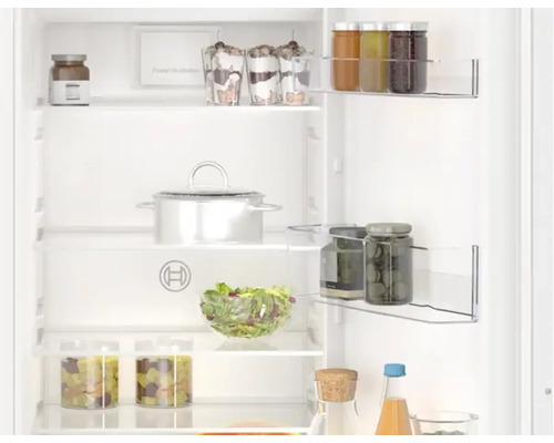 Innenraum eines Kühlschranks mit Lebensmitteln auf Regalen