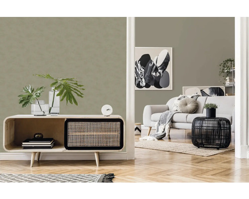 Wohnzimmer mit Kommode, Sofa und abstraktem Wandbild für eine stilvolle Einrichtung