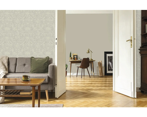 Helles Wohnzimmer mit gemusterter Tapete, Sofa und Holzboden