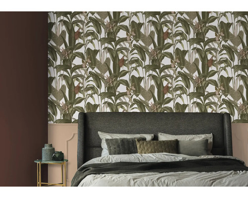 Schlafzimmer mit gemusterter Dschungeltapete, Bett und Nachttisch