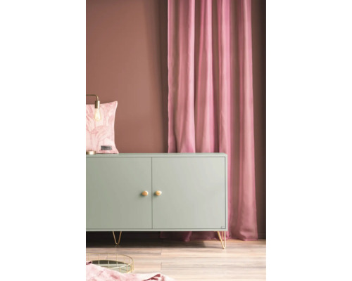 Modernes Wohnzimmer mit Sideboard, Vorhang und Dekokissen