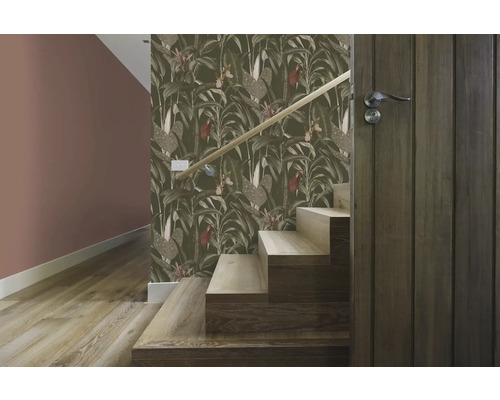 Raum mit tropischer Dschungel-Tapete, Holztreppe und Holzboden.